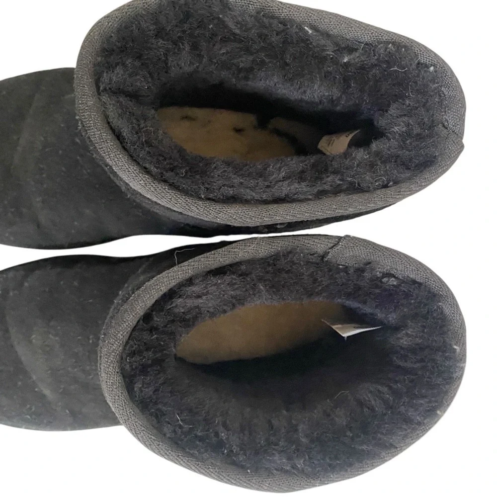 Minnetonka Women’s Black Suede Sheepskin Ankle Bootie SZ 8